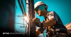 Homem trabalha na rede elétrica utilizando equipamentos de proteção