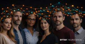 Grupo de cinco pessoas lado a lado com ilustração de conexões de ideias neurais luminosas unindo seus cérebros, simbolizando alinhamento e criatividade coletiva.